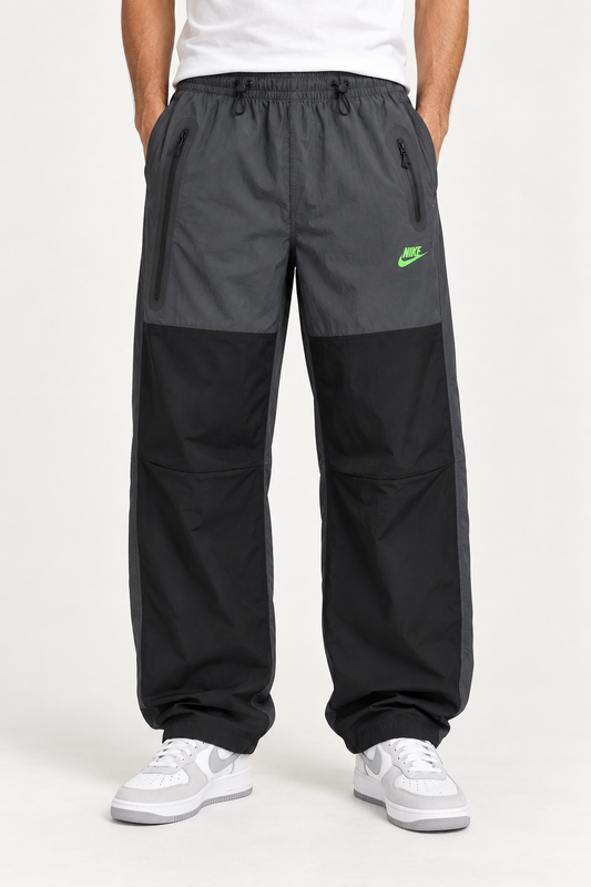 Pantaloni Nike Oversize in Nylon Grigio Antracite e Nero