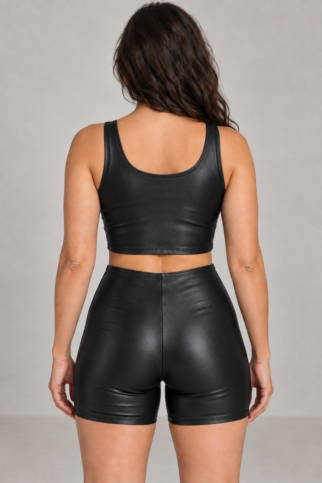 Completo sportivo nero con top cropped e shorts