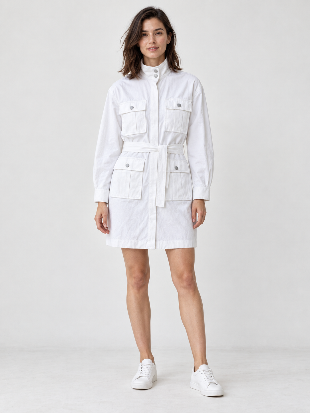 Abito-camicia bianco con cintura e quattro tasche