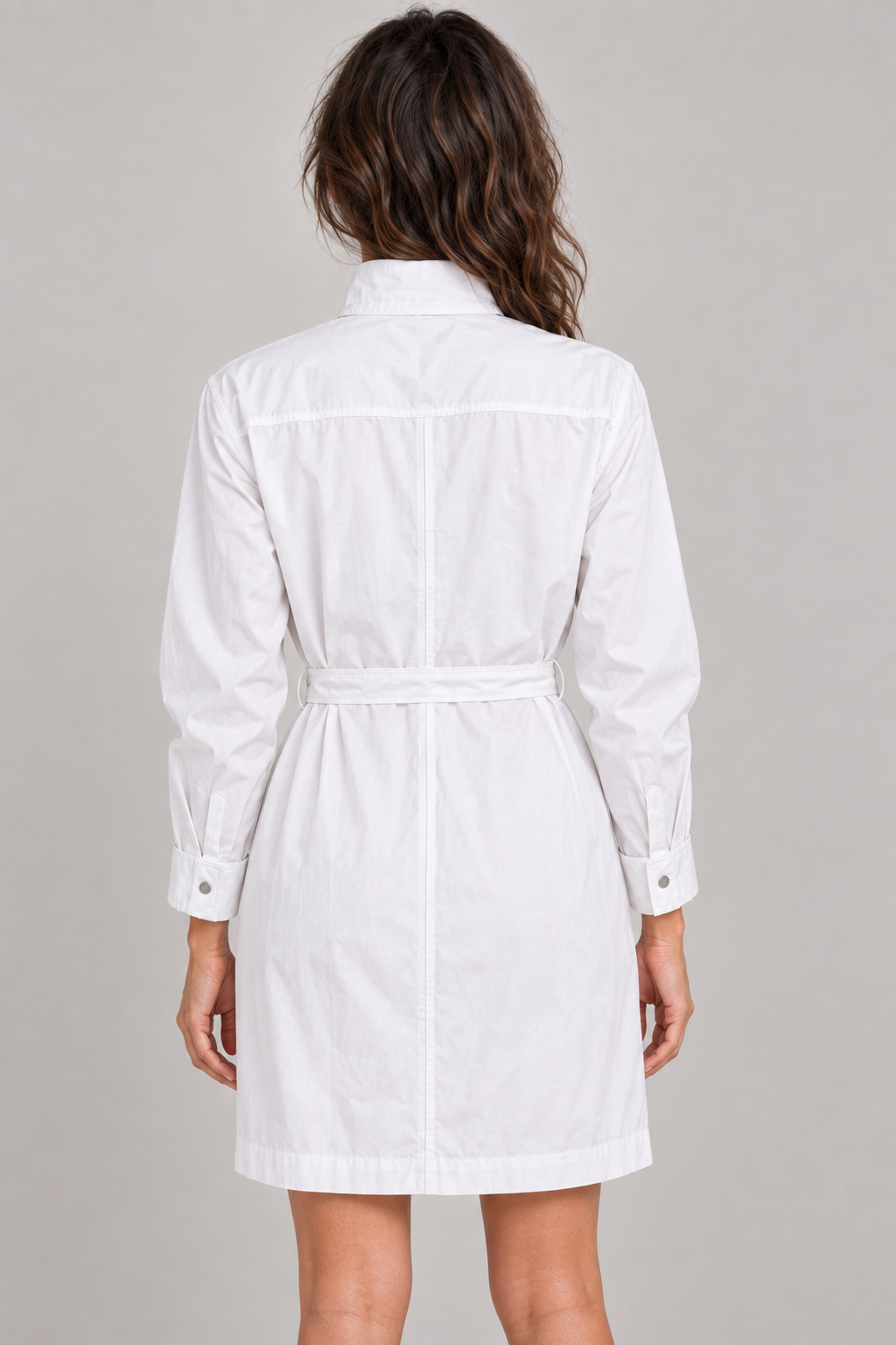 Abito-camicia bianco con cintura e quattro tasche